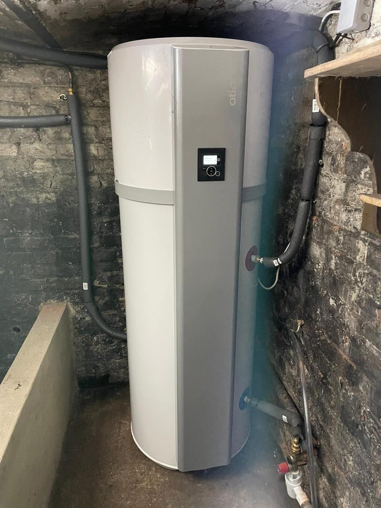 Chauffe-eau thermodynamique installé dans le garage d'une villa aux Arcs