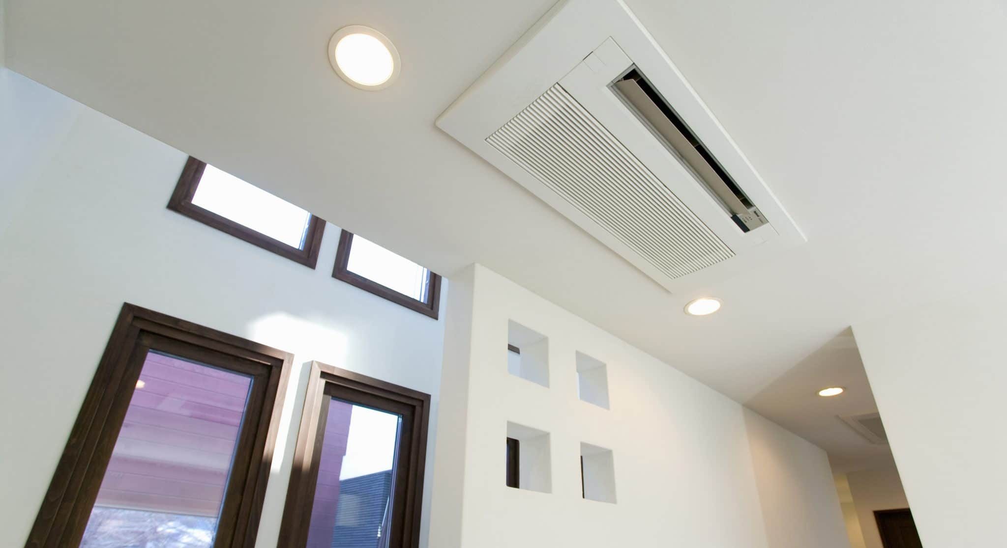 Grille de soufflage d'une climatisation gainable encastrée au plafond d'une villa aux Arcs
