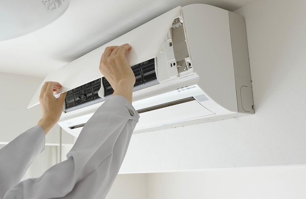 Pose d'une unité intérieure de climatisation multi-split dans une maison aux Arcs