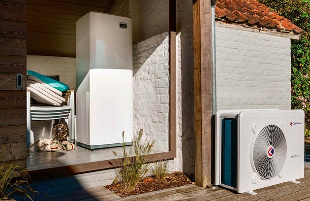 Pompe à chaleur air/eau installée aux Arcs : unité extérieure et module intérieur dans une villa